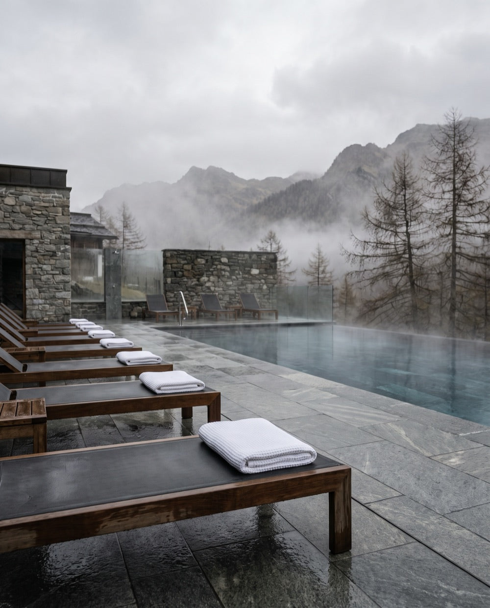 Leere Liegen am Hotelpool in der Nebensaison